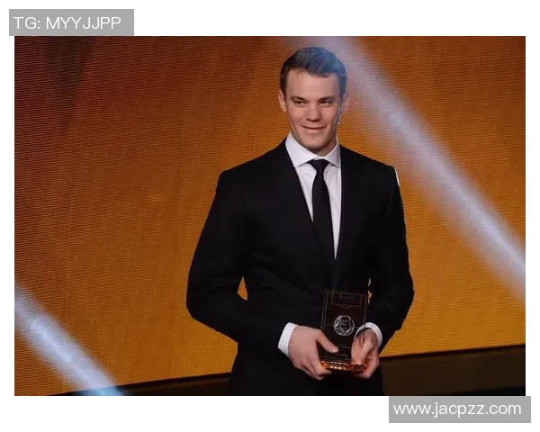 足球明星西装风采展现女生时尚魅力的完美结合